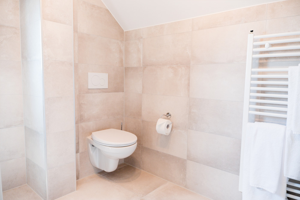 Spacious bathrooms in all of our hotel suites at Apex Nürburg.