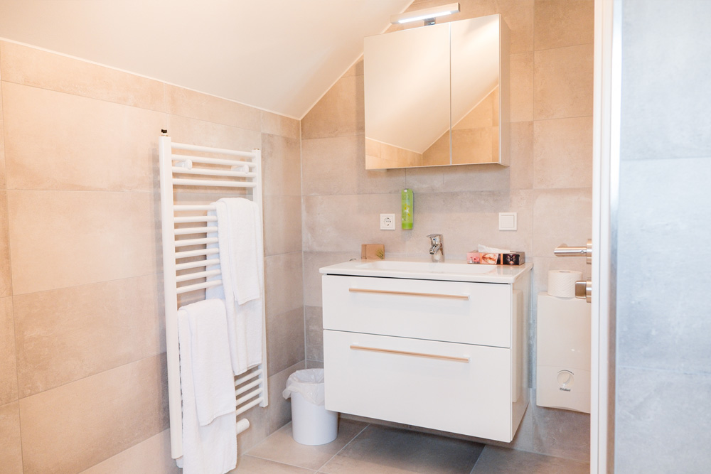 Luxurious bathrooms are offered in all hotel suites at Apex Nürburg.